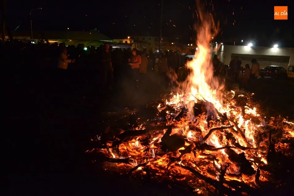 Foto 6 - Fant&aacute;stico ambiente en la &uacute;ltima hoguera precarnavalera de Mir&oacute;briga  