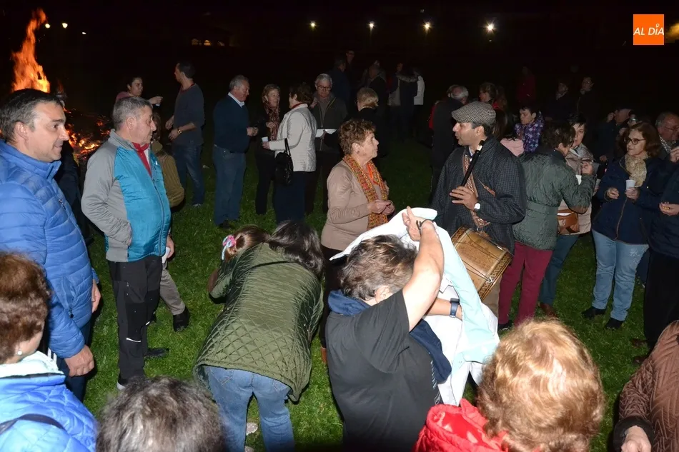 Foto 4 - Fant&aacute;stico ambiente en la &uacute;ltima hoguera precarnavalera de Mir&oacute;briga  