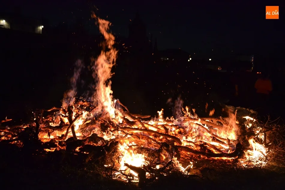 Foto 5 - Fant&aacute;stico ambiente en la &uacute;ltima hoguera precarnavalera de Mir&oacute;briga  
