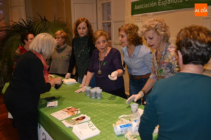 Foto 3 - La solidaridad con la AECC hace multitudinaria la chocolatada de las &Aacute;guedas pe&ntilde;arandinas