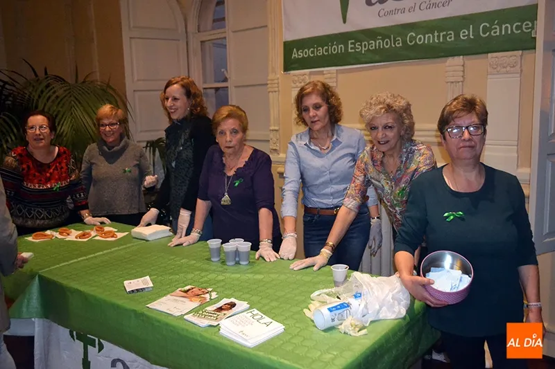 Foto 2 - La solidaridad con la AECC hace multitudinaria la chocolatada de las &Aacute;guedas pe&ntilde;arandinas