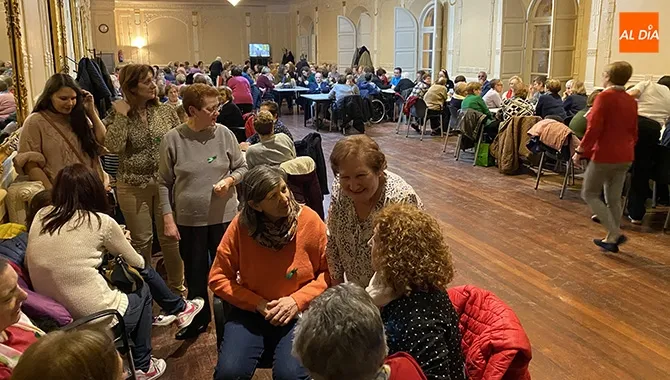 El Centro Social acogía la gran chocolatada benéfica con la AECC organizada por las aguederas locales