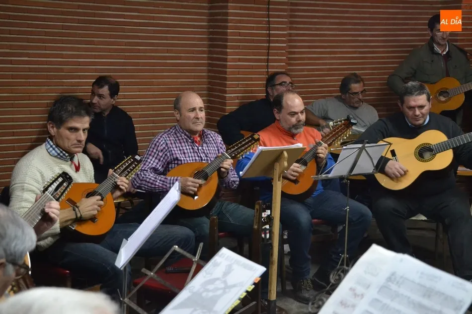 Foto 5 - La Rondalla III Columnas encara la recta final de ensayos de sus coplas  