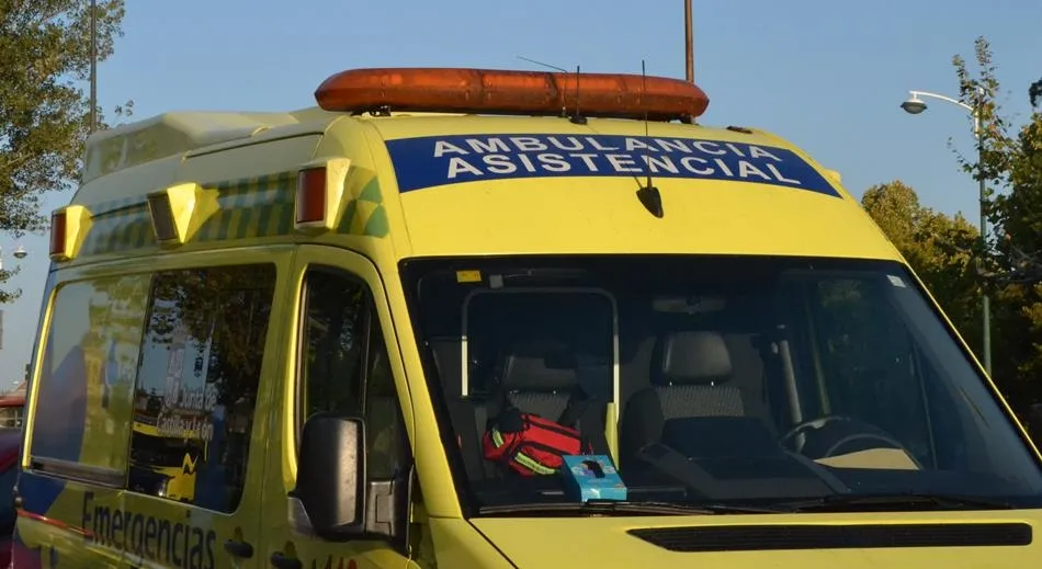 Herido un anciano en un accidente en el cual su vehículo quedó encajado en un árbol  