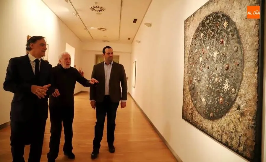 El artista Ramiro Tapia, junto al alcalde de Salamanca, Carlos García Carbayo, y el diputado provincial de Cultura, David Mingo, en el DA2. Foto de Lydia González
