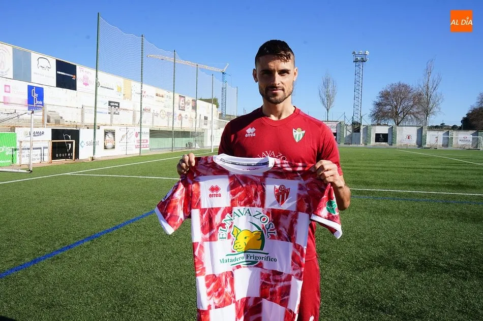 Foto 3 - Juancar y Julien ya visten la camiseta del CD Guijuelo