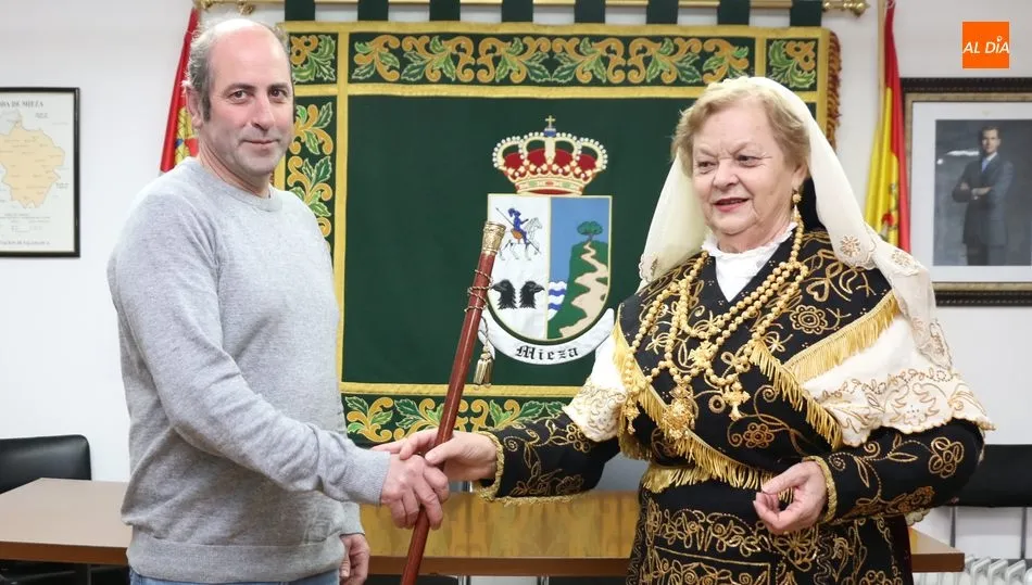 El alcalde de Mieza, Ismael García, entrega el bastón de mando a Rosa Hernández por un día / CORRAL