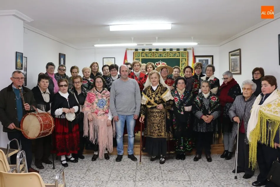 Foto 2 - Rosa Hern&aacute;ndez recibe el bast&oacute;n de mando municipal en Mieza  