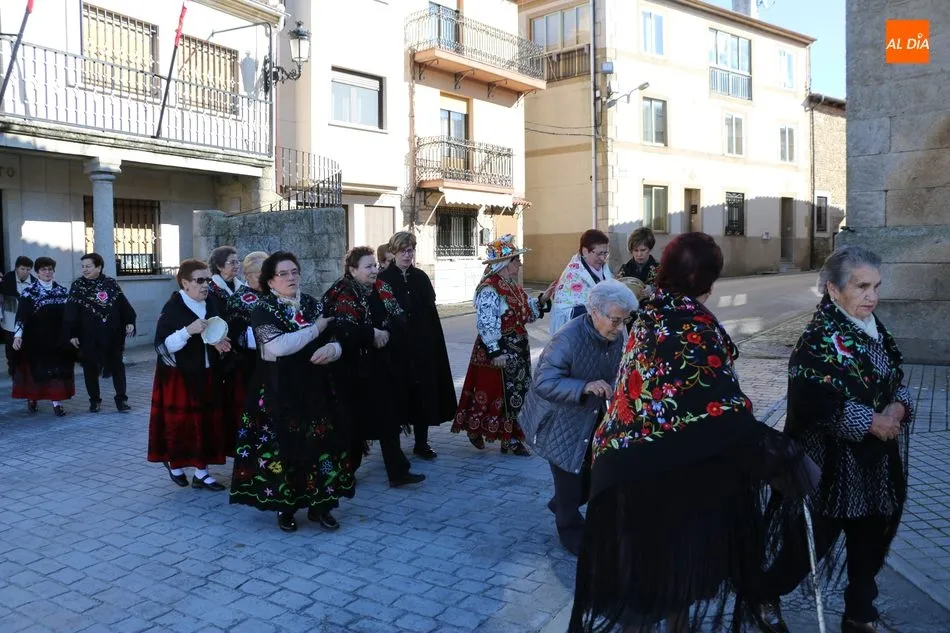 Foto 10 - Rosa Hern&aacute;ndez recibe el bast&oacute;n de mando municipal en Mieza  