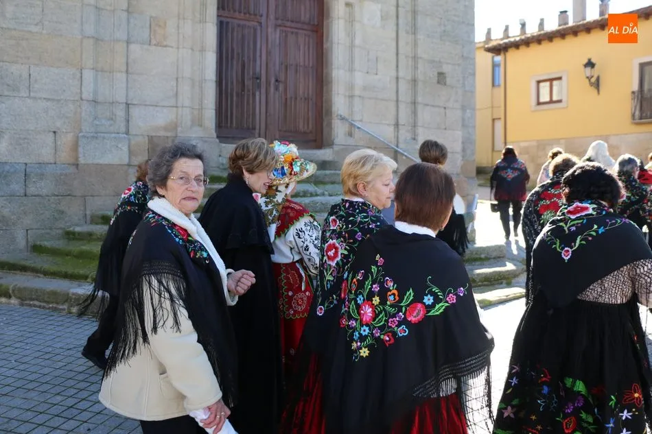 Foto 6 - Rosa Hern&aacute;ndez recibe el bast&oacute;n de mando municipal en Mieza  