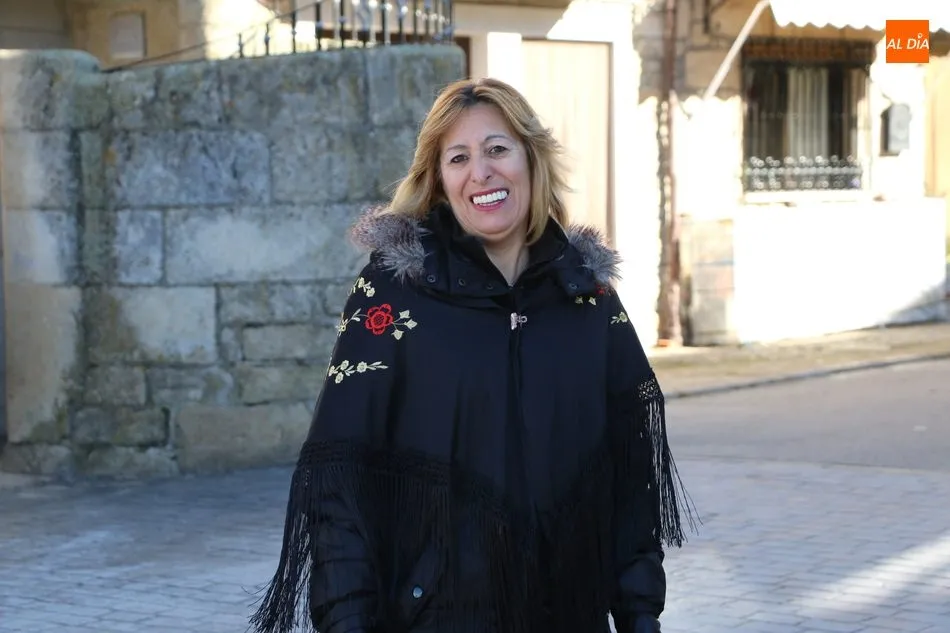 Foto 4 - Rosa Hern&aacute;ndez recibe el bast&oacute;n de mando municipal en Mieza  