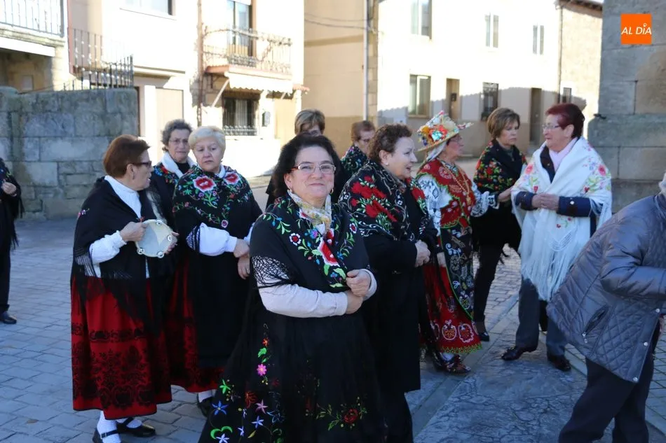 Foto 3 - Rosa Hern&aacute;ndez recibe el bast&oacute;n de mando municipal en Mieza  