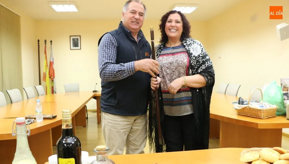 julián Martín hacía entrega del bastón municipal a Casta Caparrós / CORRAL