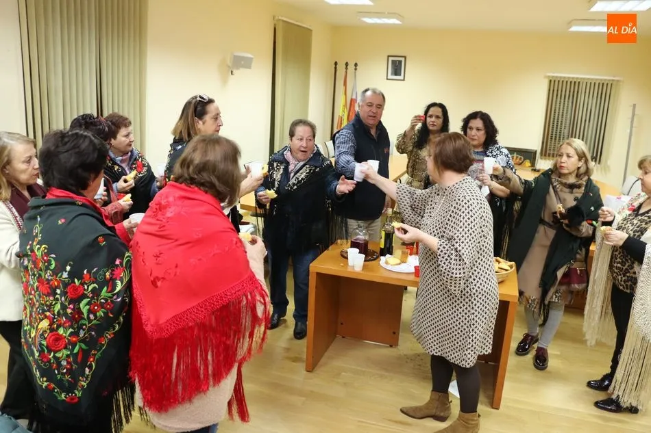 Foto 8 - Casta Caparr&oacute;s, aguedesa mayor en Villarino de los Aires tras recibir el bast&oacute;n de mando...
