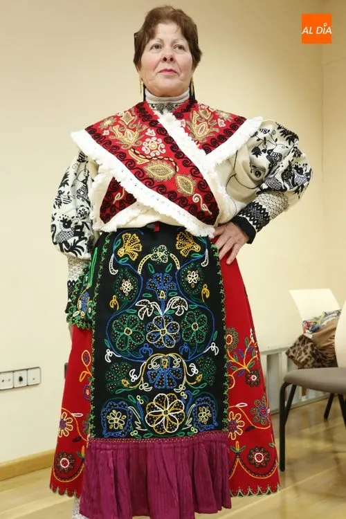 Foto 7 - Casta Caparr&oacute;s, aguedesa mayor en Villarino de los Aires tras recibir el bast&oacute;n de mando...