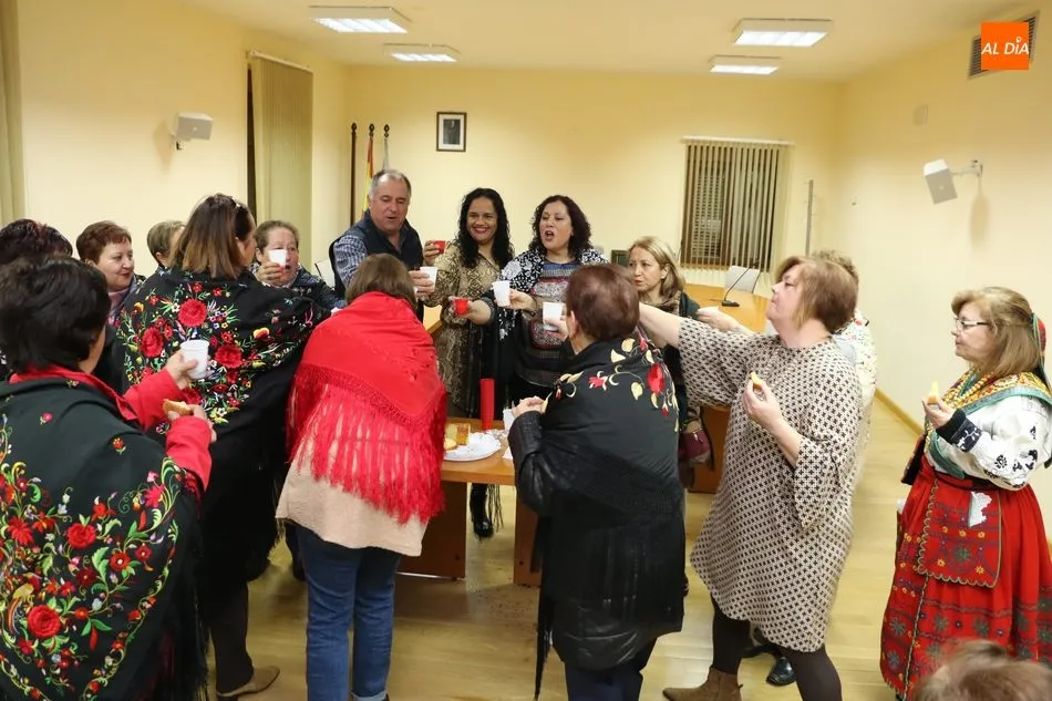 Foto 6 - Casta Caparr&oacute;s, aguedesa mayor en Villarino de los Aires tras recibir el bast&oacute;n de mando...