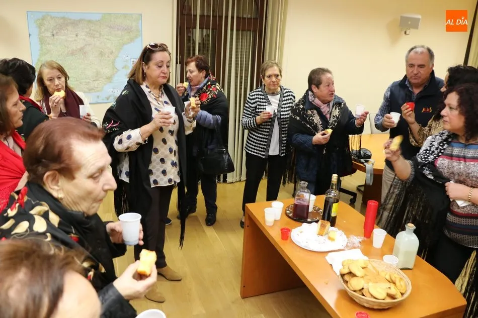 Foto 5 - Casta Caparr&oacute;s, aguedesa mayor en Villarino de los Aires tras recibir el bast&oacute;n de mando...