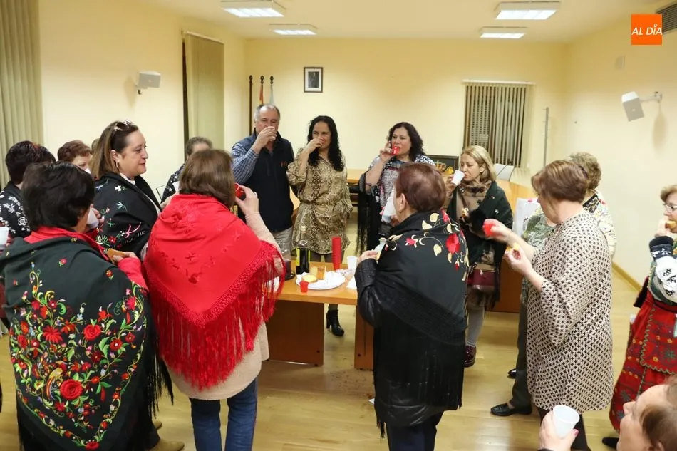 Foto 4 - Casta Caparr&oacute;s, aguedesa mayor en Villarino de los Aires tras recibir el bast&oacute;n de mando...
