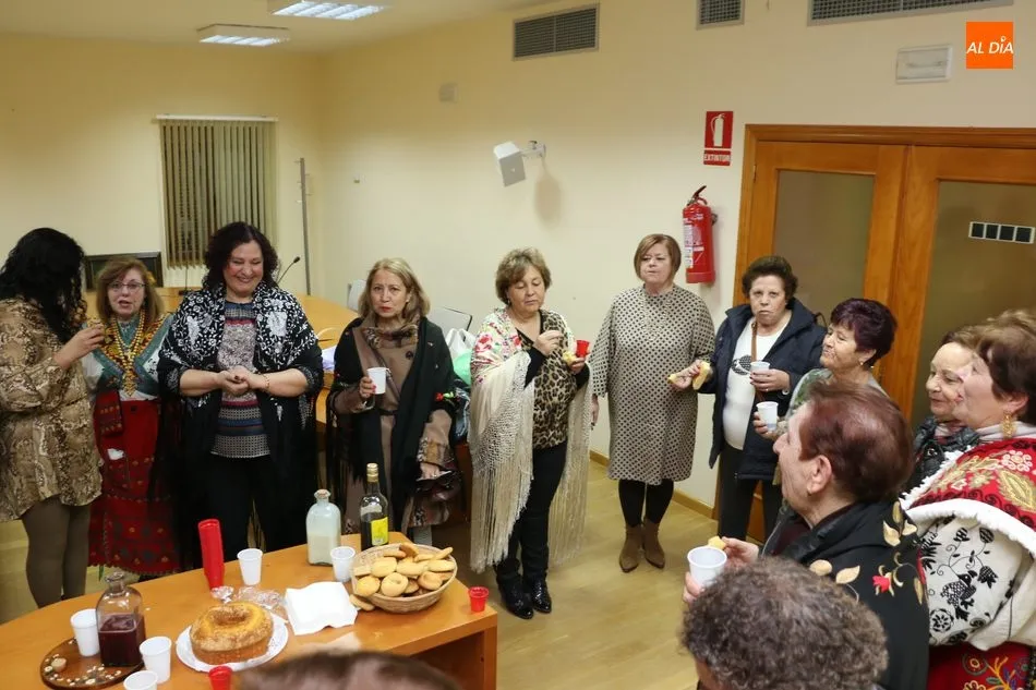 Foto 3 - Casta Caparr&oacute;s, aguedesa mayor en Villarino de los Aires tras recibir el bast&oacute;n de mando...