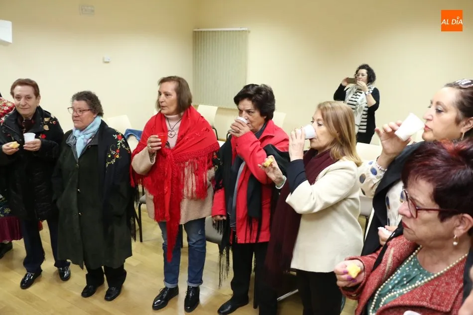 Foto 2 - Casta Caparr&oacute;s, aguedesa mayor en Villarino de los Aires tras recibir el bast&oacute;n de mando...