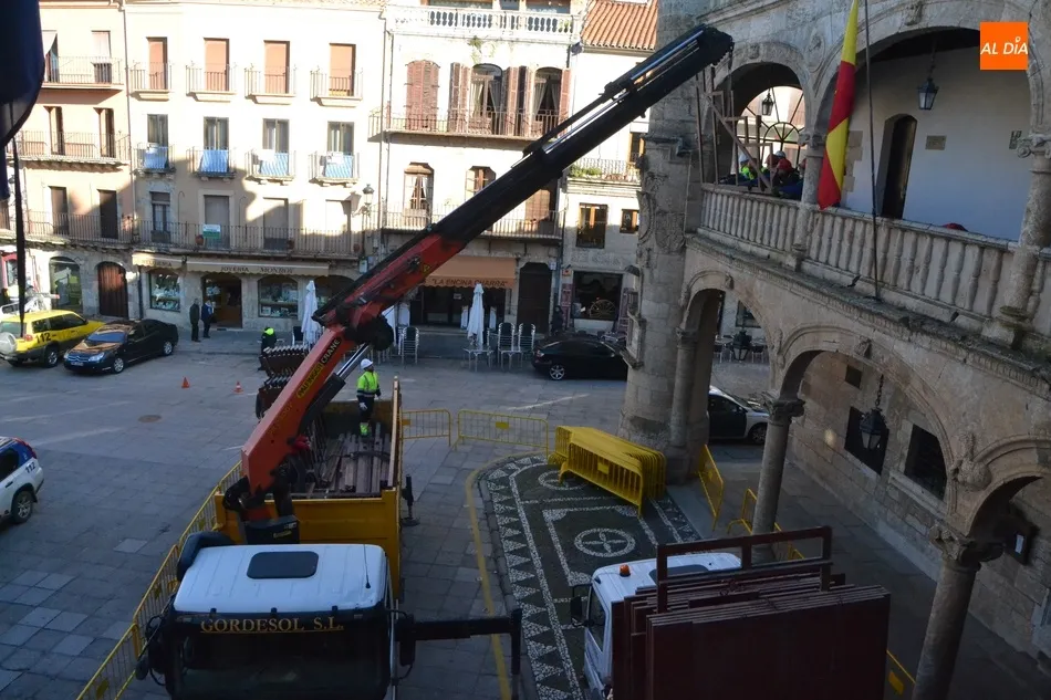 Foto 7 - La Plaza Mayor empieza a vestirse de Carnaval  