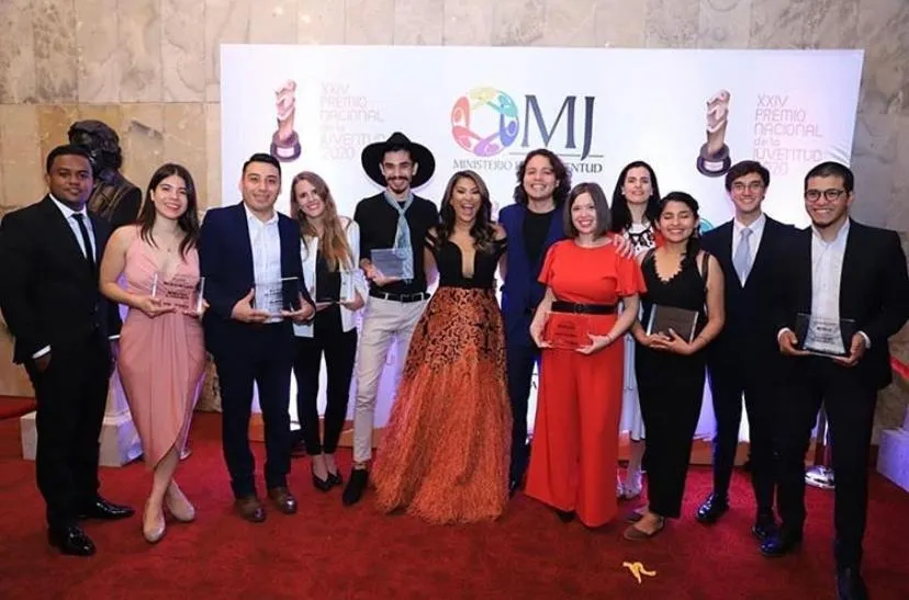 Galardonados junto a la ministra de Juventud de Republica Dominicana, Robiamny Balcarcer