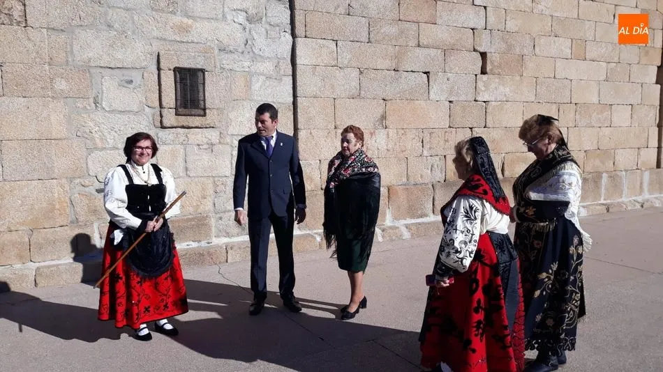 Foto 3 - Las Aguedas de La Fregeneda celebran la fiesta de su patrona desde primera hora de la ma&ntilde;ana