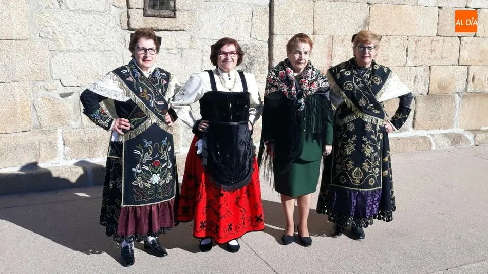 Foto 6 - Las Aguedas de La Fregeneda celebran la fiesta de su patrona desde primera hora de la ma&ntilde;ana