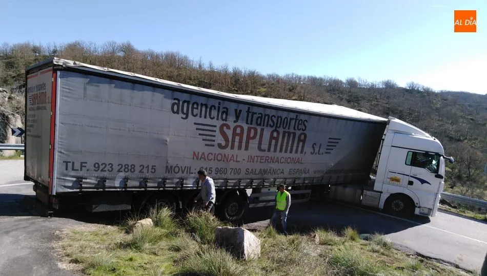 Un camión de gran tonelaje queda atrapado en el puerto entre Pereña y Masueco