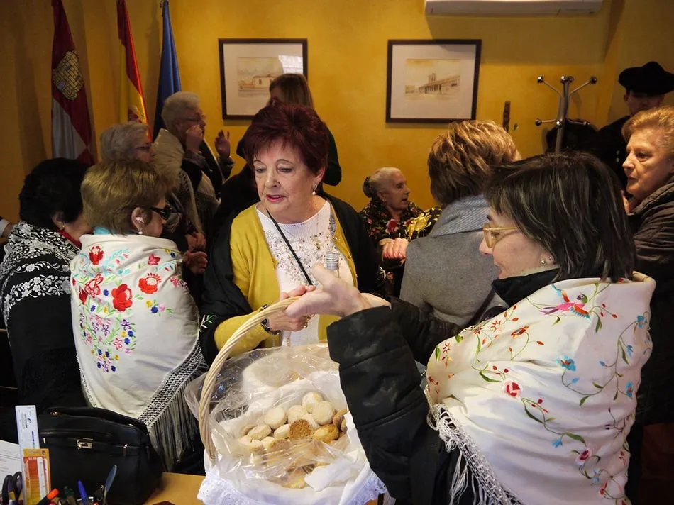Foto 5 - Ambiente festivo en el Ayuntamiento de Carbajosa para recibir a las &aacute;guedas