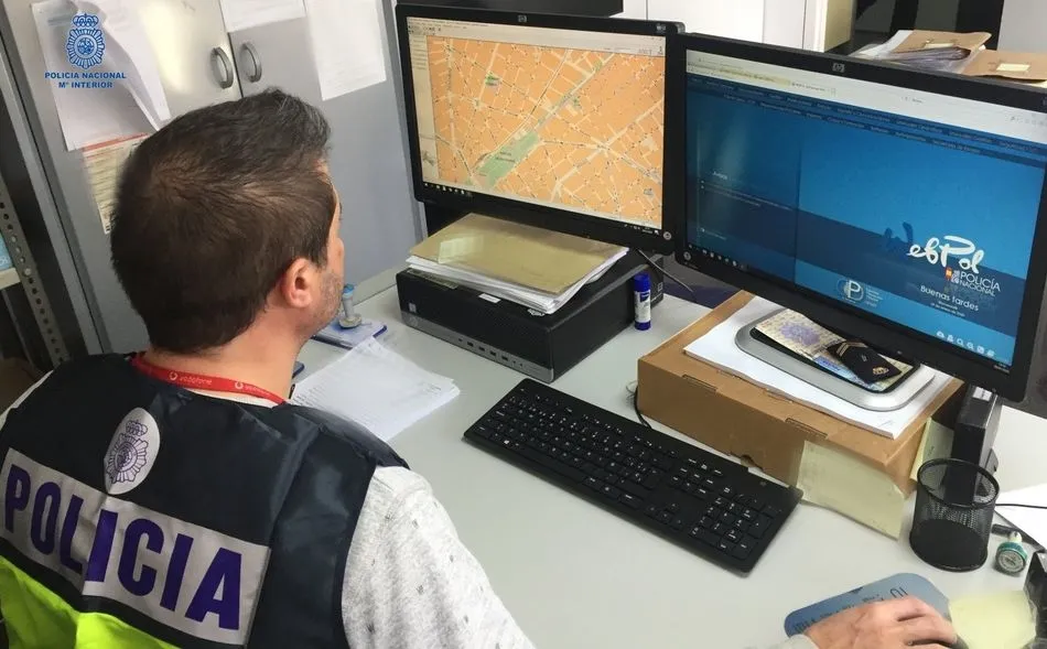 Un policía nacional frente a un ordenador. Foto: EP