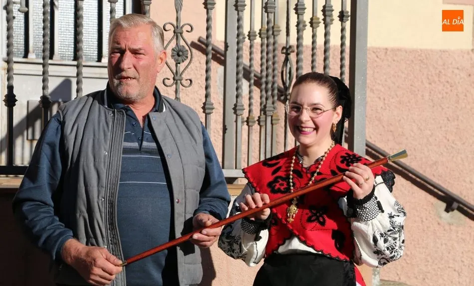 El alcalde Antonio Sánchez entregaba el bastón municipal a Vanesa de Jesús / CORRAL