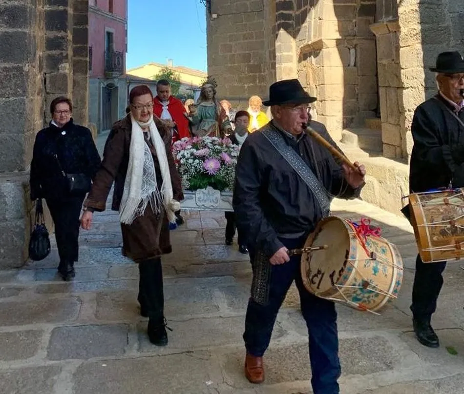 Foto 3 - Las mujeres de Ledesma toman el bast&oacute;n de mando y escoltan a Santa &Aacute;gueda  