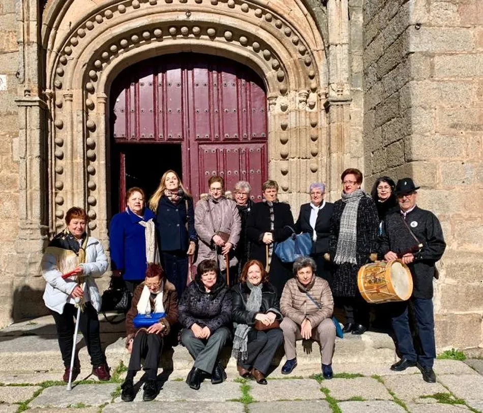 Las mujeres de Ledesma toman el bastón de mando y escoltan a Santa Águeda  