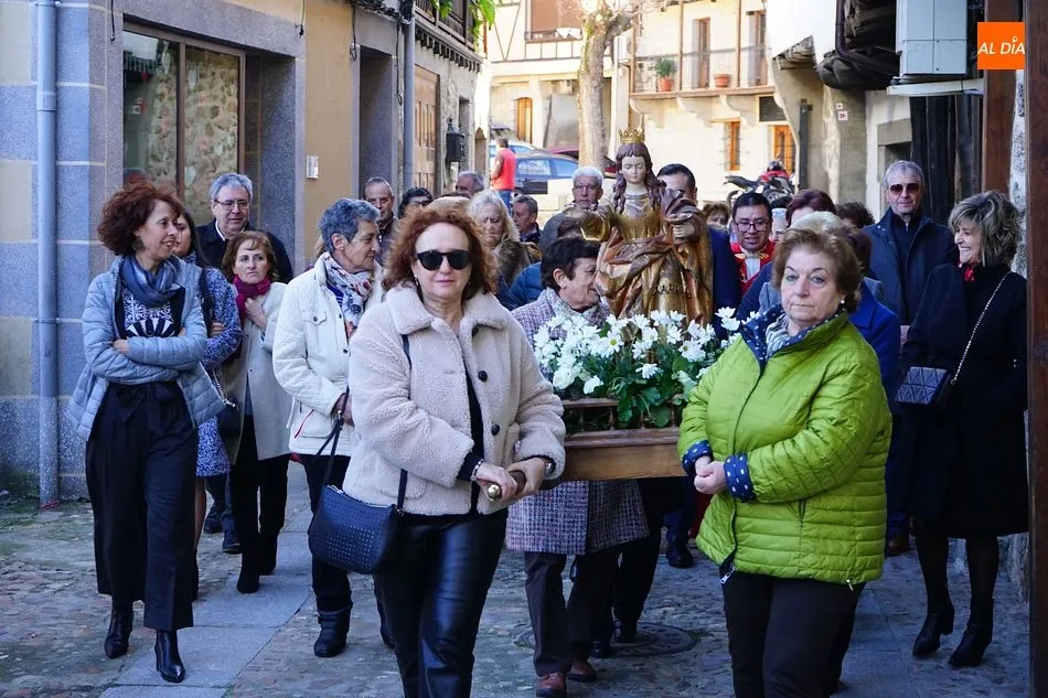 La imagen de Santa Águeda marchó en procesión en manos de las mujeres