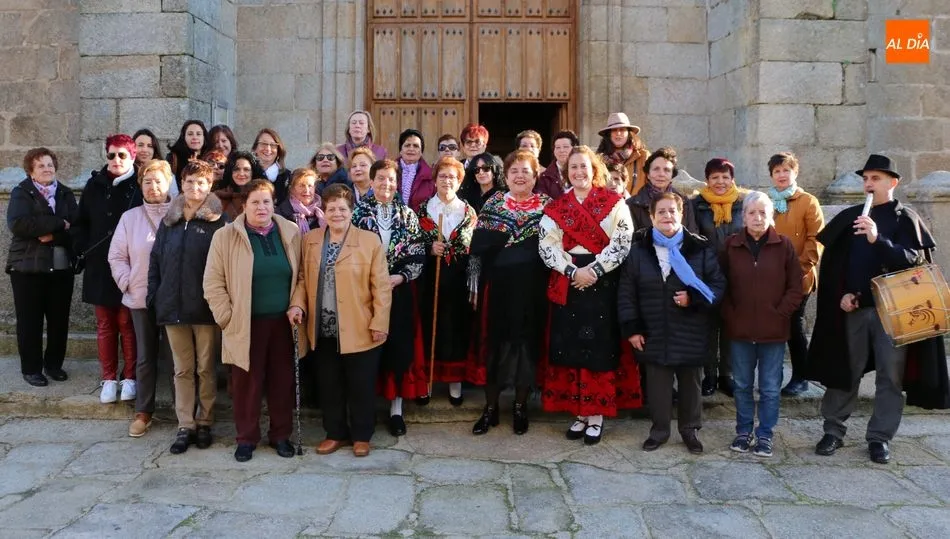 Grupo de águedas a las puertas de la iglesia tras finalizar la misa / CORRAL