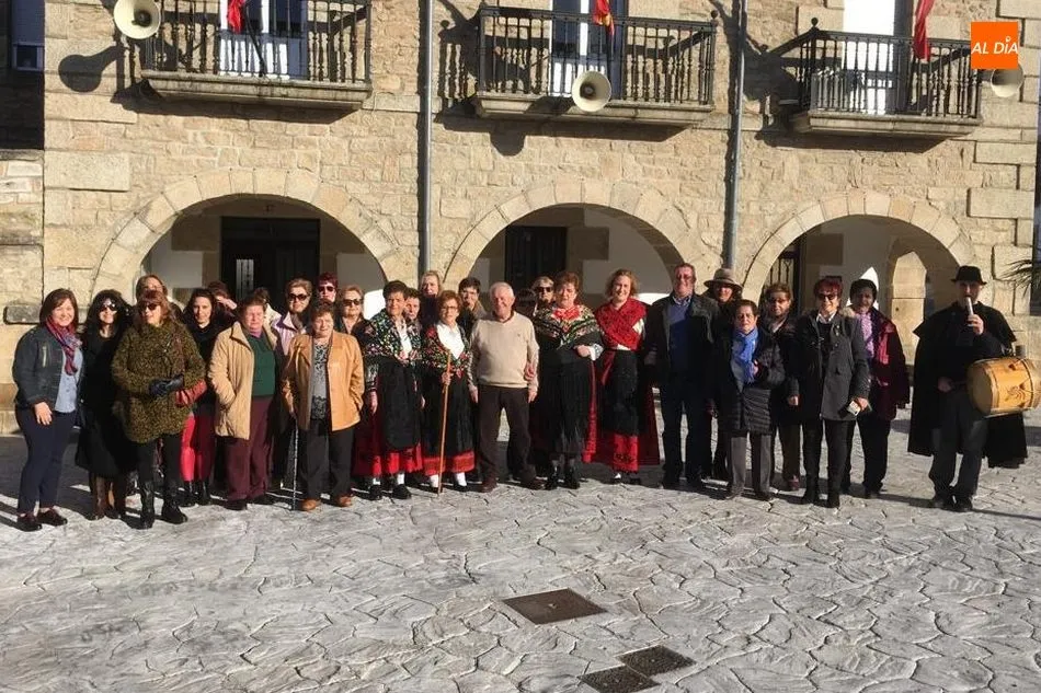 Foto 9 - Josefa Rebollo ejerce de aguedesa mayor en Barruecopardo tras recibir el bast&oacute;n municipal