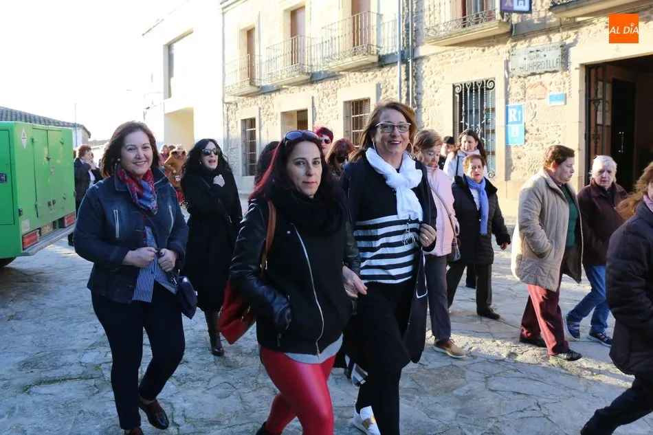 Foto 8 - Josefa Rebollo ejerce de aguedesa mayor en Barruecopardo tras recibir el bast&oacute;n municipal