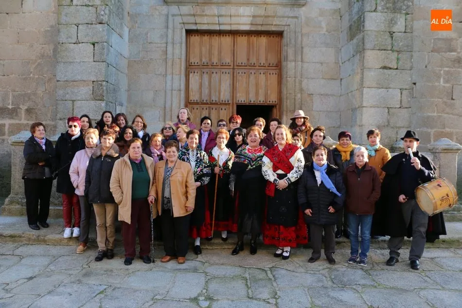 Foto 7 - Josefa Rebollo ejerce de aguedesa mayor en Barruecopardo tras recibir el bast&oacute;n municipal