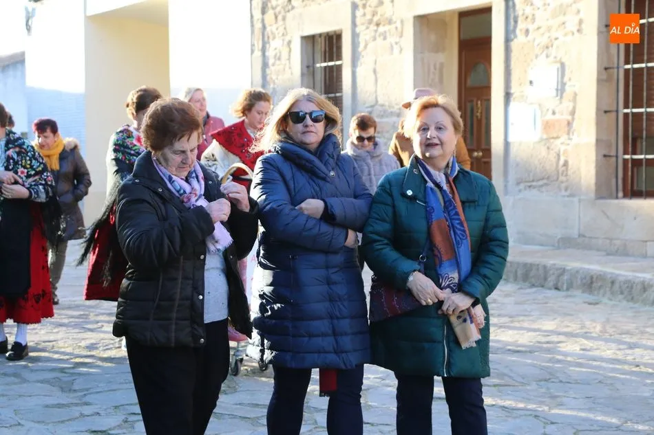 Foto 6 - Josefa Rebollo ejerce de aguedesa mayor en Barruecopardo tras recibir el bast&oacute;n municipal