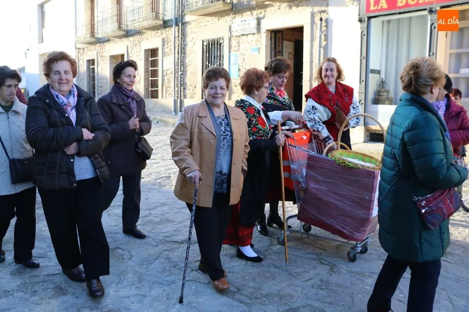 Foto 3 - Josefa Rebollo ejerce de aguedesa mayor en Barruecopardo tras recibir el bast&oacute;n municipal