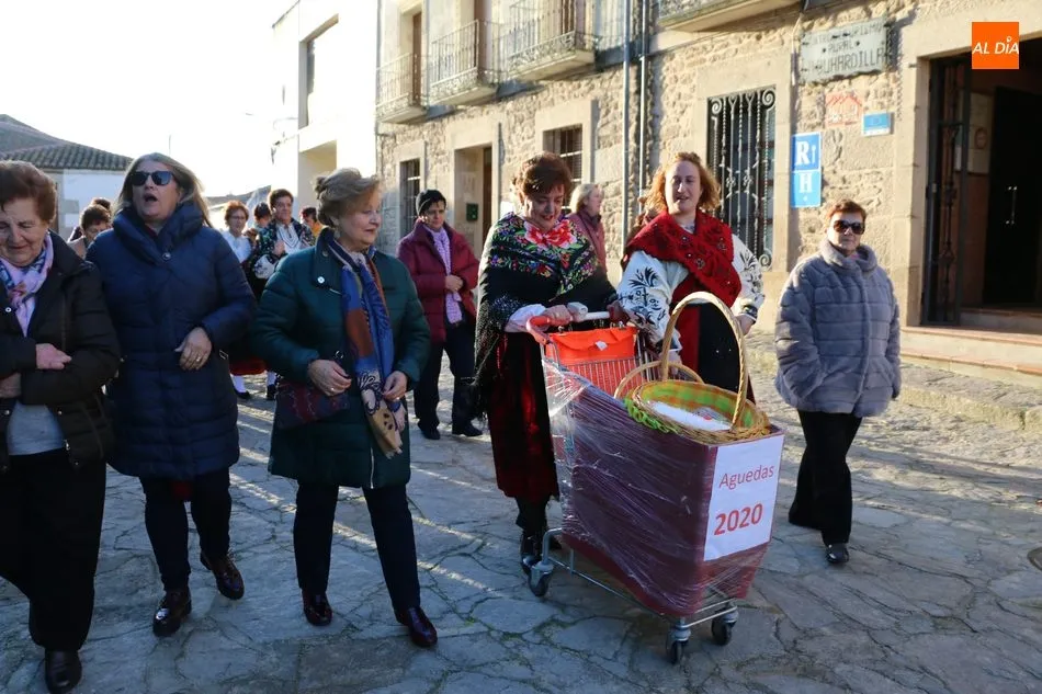 Foto 2 - Josefa Rebollo ejerce de aguedesa mayor en Barruecopardo tras recibir el bast&oacute;n municipal
