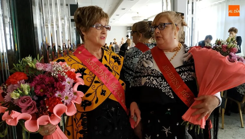 De i. a d. Teresa García, aguedesa saliente y Mª Carmen Nieto, aguedesa entrante