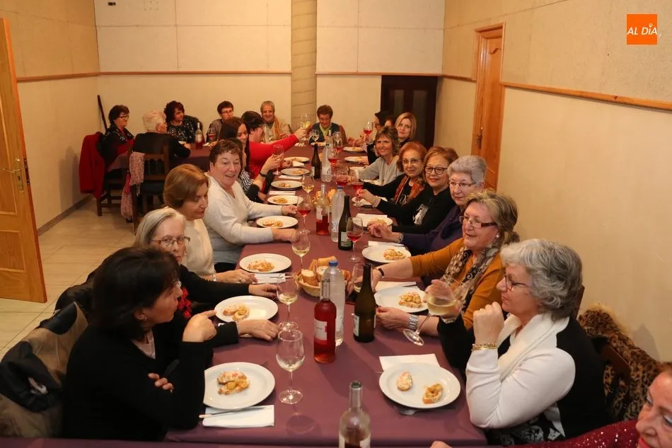 Foto 9 - Las mujeres de Peralejos de Abajo disfrutan de una excelente cena en honor a la Santa  