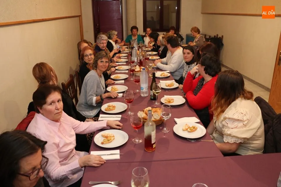 Foto 8 - Las mujeres de Peralejos de Abajo disfrutan de una excelente cena en honor a la Santa  
