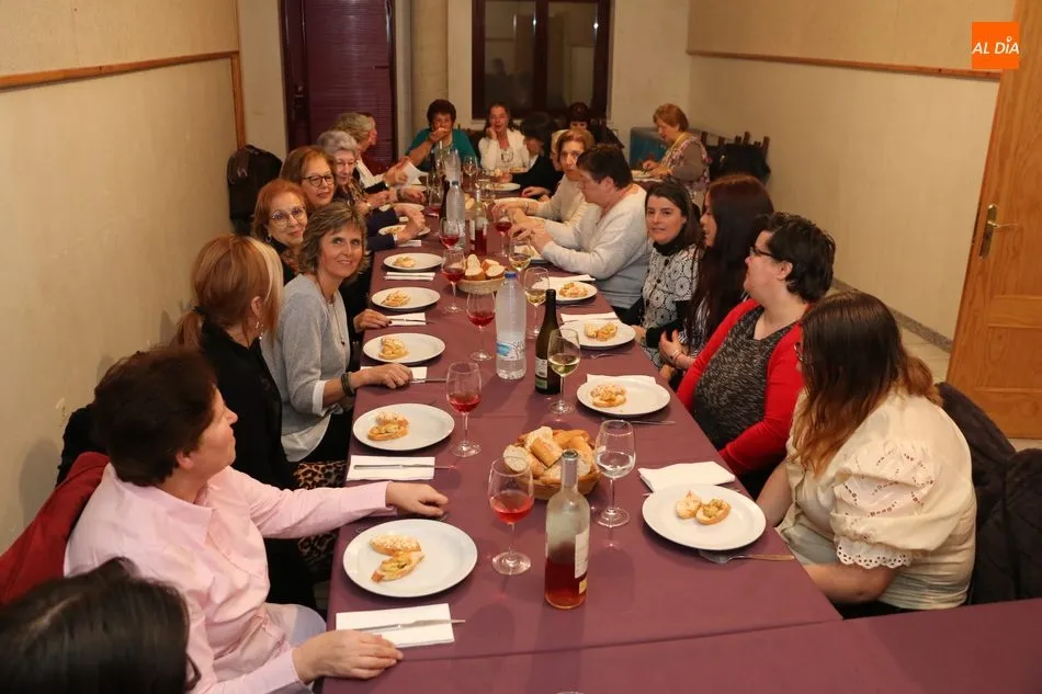 Foto 7 - Las mujeres de Peralejos de Abajo disfrutan de una excelente cena en honor a la Santa  