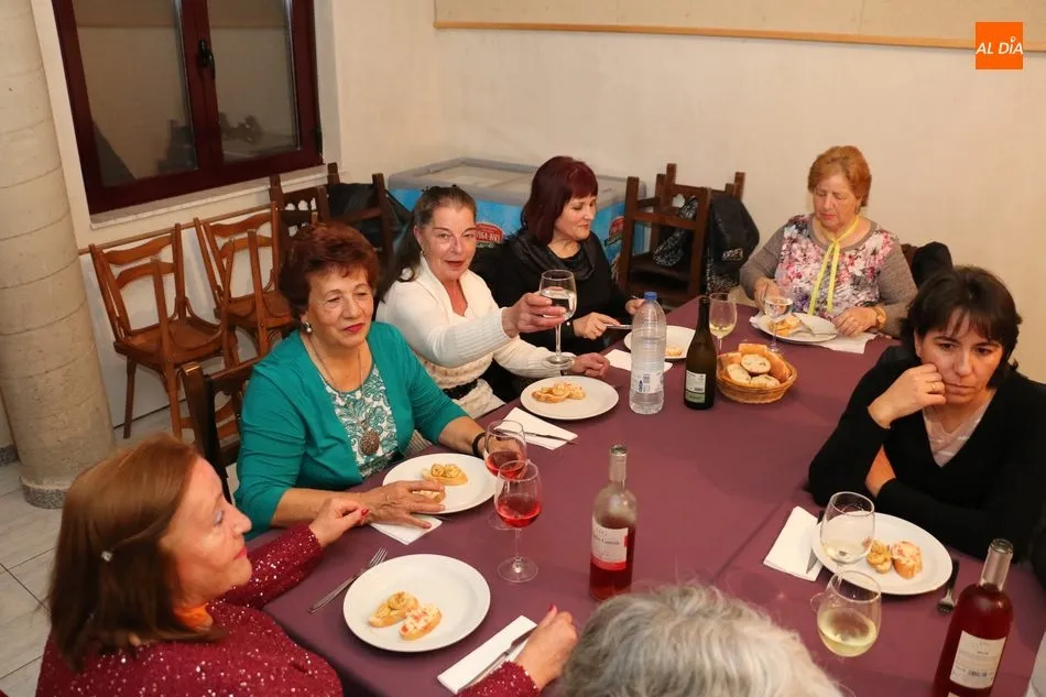 Foto 6 - Las mujeres de Peralejos de Abajo disfrutan de una excelente cena en honor a la Santa  
