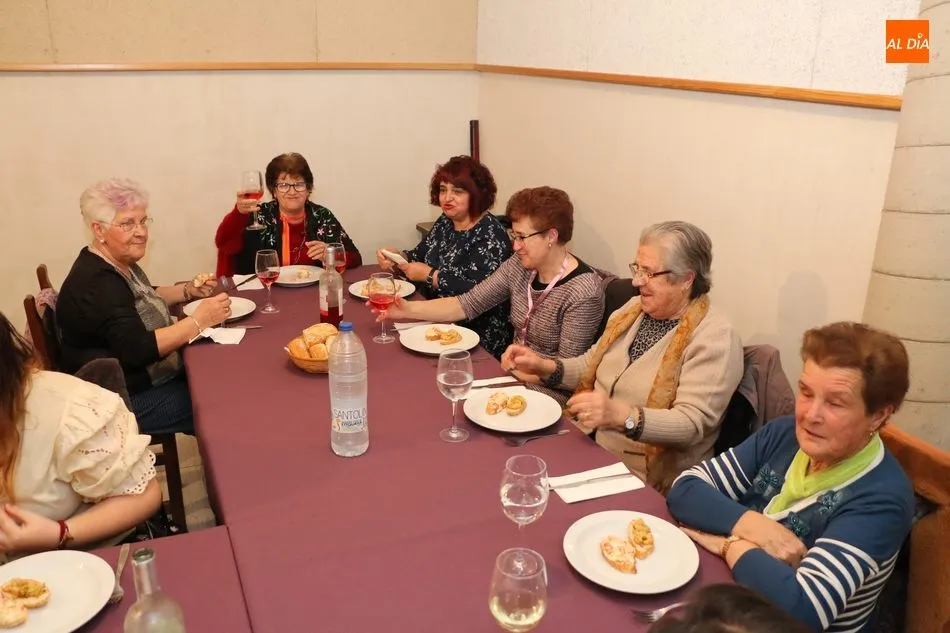 Foto 4 - Las mujeres de Peralejos de Abajo disfrutan de una excelente cena en honor a la Santa  
