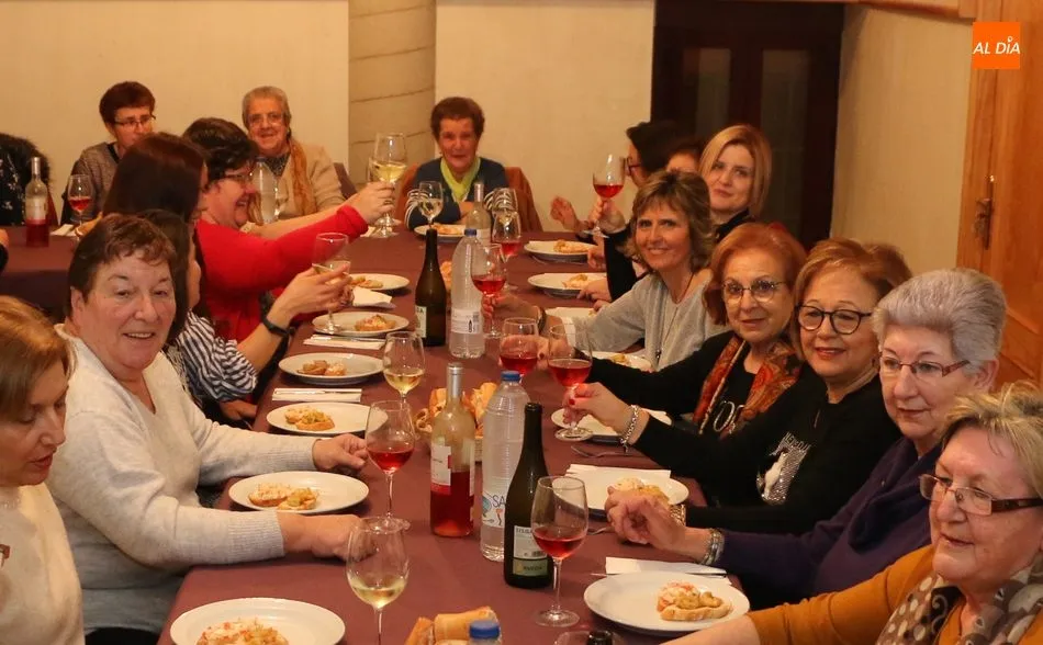 Foto 3 - Las mujeres de Peralejos de Abajo disfrutan de una excelente cena en honor a la Santa  