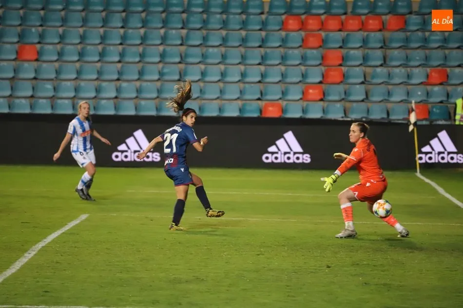 Foto 8 - La Real Sociedad da la sorpresa y vence al Levante en la primera semifinal de la Supercopa (1-0)